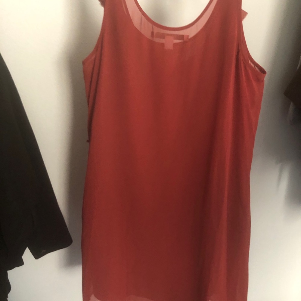 Beautiful dress, comes with a belt.